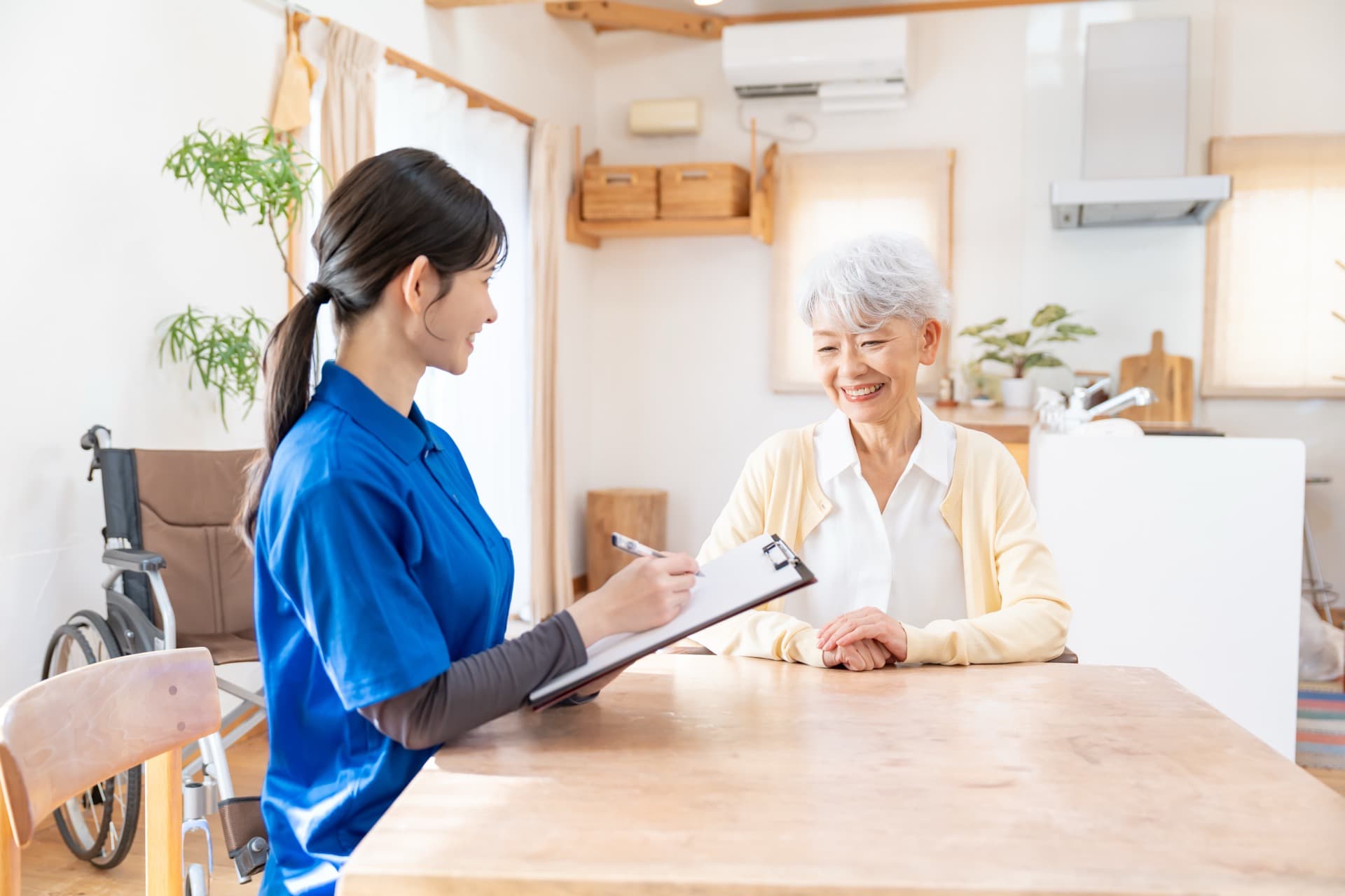 訪問看護師が利用者宅でケアを行う様子 - 看護レポで記録業務を効率化